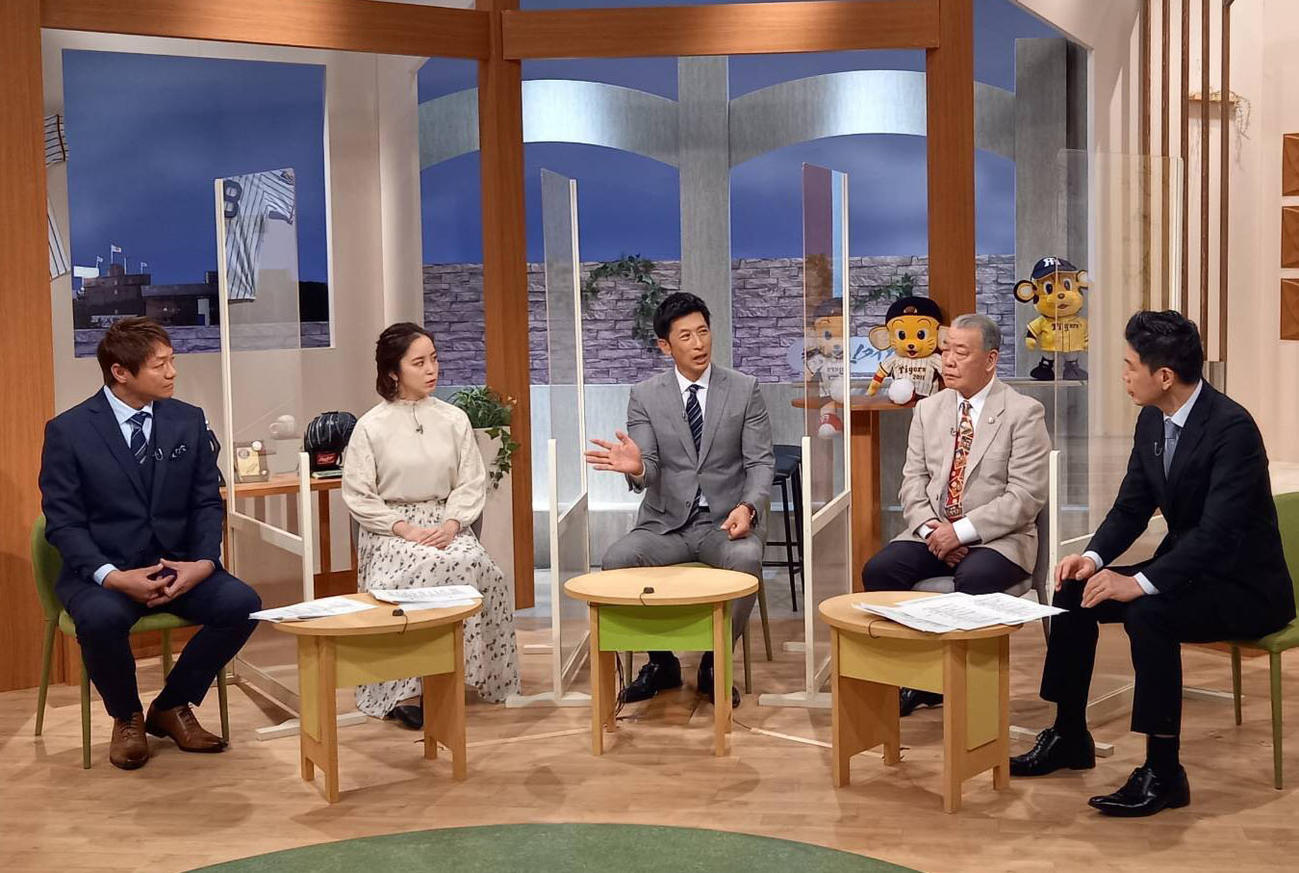 サンテレビの「熱血！　タイガース党」に出演した阪神矢野監督（中央）（球団提供）