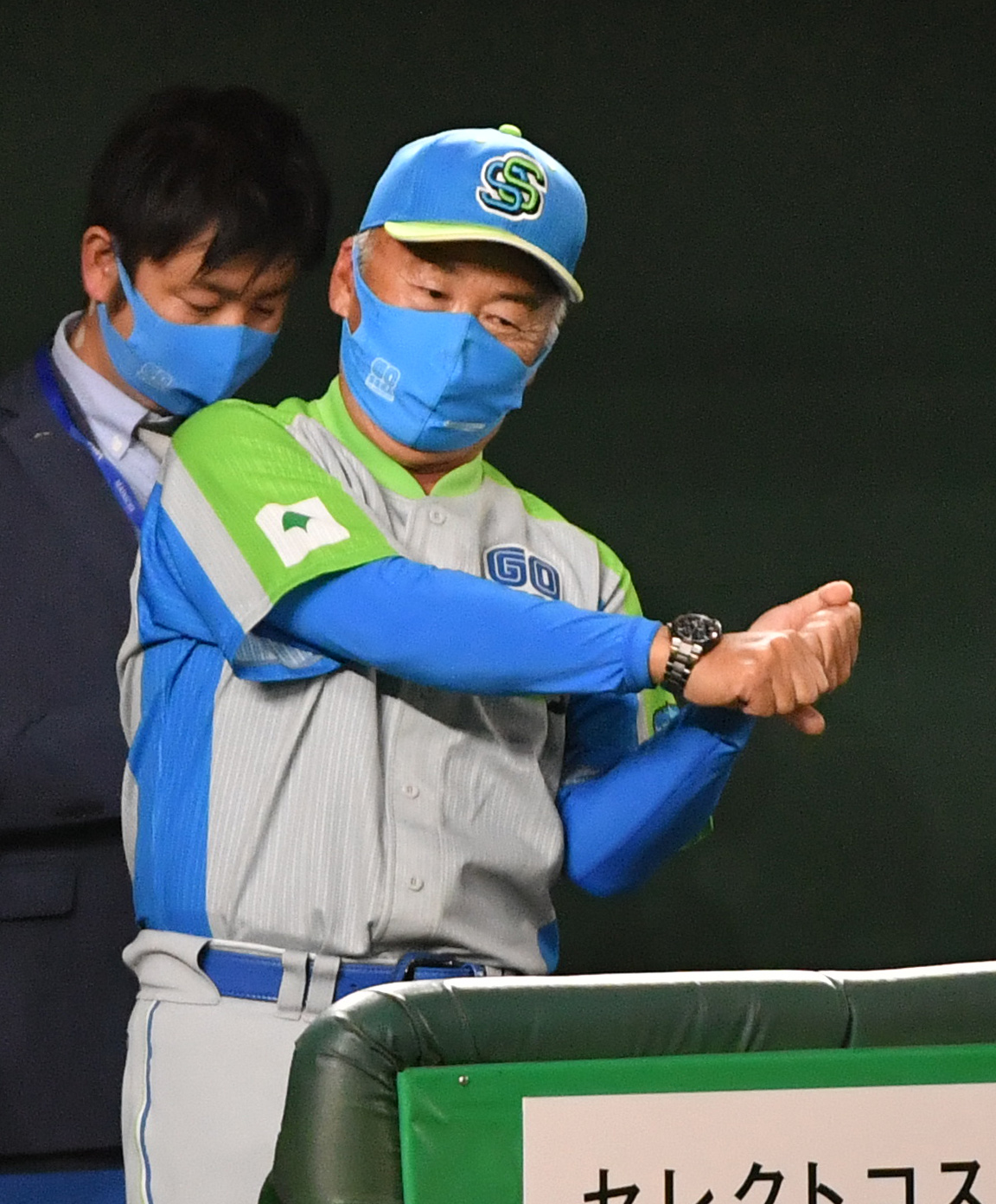 三菱自動車倉敷オーシャンズ対セガサミー　2回戦を勝ったセガサミー・西田監督（撮影・柴田隆二）
