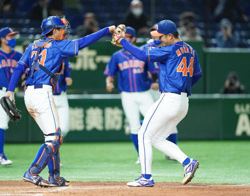 鷺宮製作所を破り完投勝利を飾った西部ガス・村田は、捕手・大久保（左から2人目）と笑顔でタッチをする（撮影・菅敏）