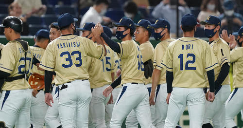 ホンダ鈴鹿に勝利し、喜ぶNTT西日本ナイン（撮影・菅敏）
