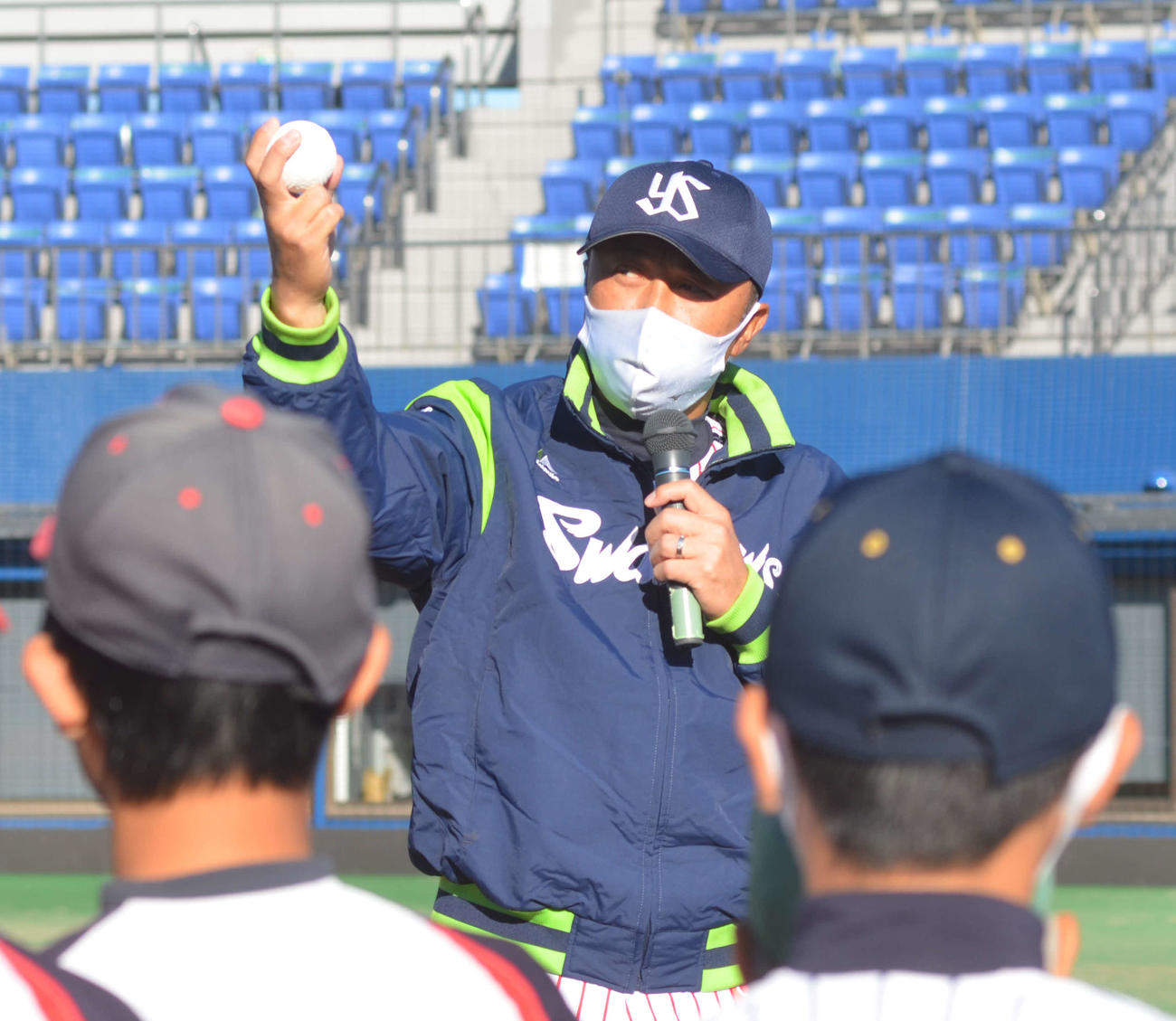 キャッチボールの基本を指導する宮本慎也氏（撮影・吉池彰）