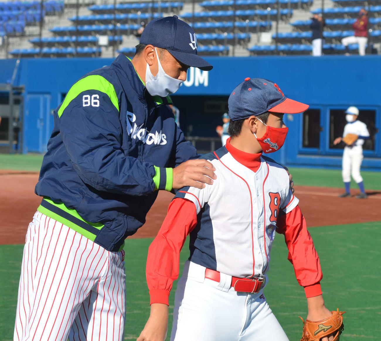 キャッチボールの基本を指導する宮本慎也氏（撮影・吉池彰）