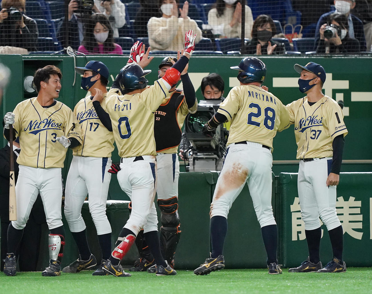 NTT西日本対Hоnda鈴鹿　7回表NTT西日本1死一塁、右越えに2点本塁打を放ち、ナインにタッチで迎えられるNTT西日本・藤井（中央左）（撮影・菅敏）