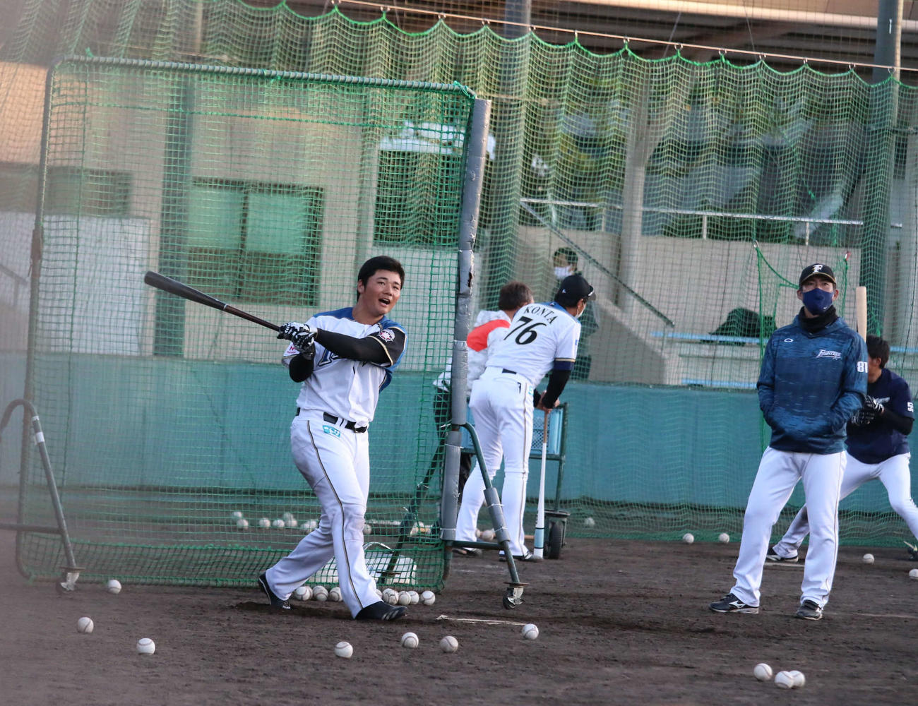 フェニックス・リーグでの試合後、日本ハム小笠原ヘッド兼打撃コーチ（右端）が見守る中、特打を行う清宮（撮影・中島宙恵）