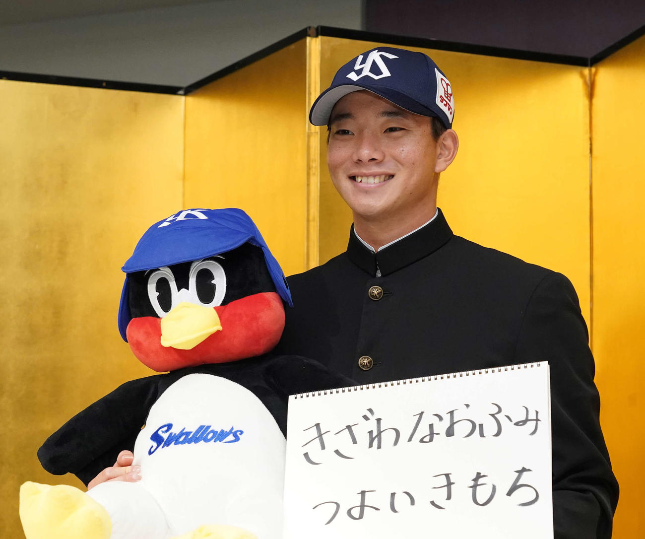 ヤクルトと仮契約を結び、つば九郎のフリップ芸のように自己紹介とアピールポイントを記したドラフト1位木沢（2020年11月20日）