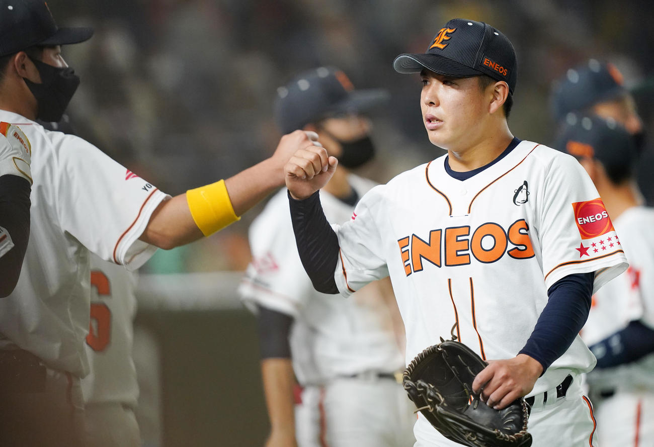ENEОS対ホンダ　5回の投球を終え、ナインにタッチで迎えられるENEОS・藤井（右）（撮影・菅敏）