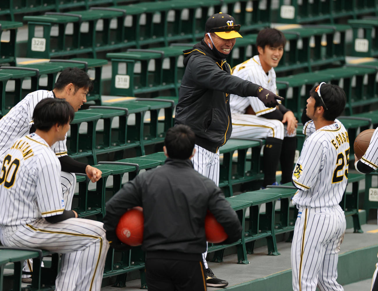 階段ダッシュで手にするメディシンボールの重さを決めるじゃんけんに一喜一憂する選手たちに笑顔をみせる井上一樹ヘッドコーチ（中央）、右は江越大賀（撮影・清水貴仁）