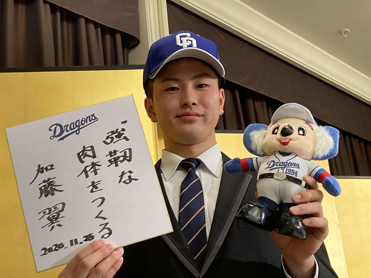 中日との仮契約を終えたドラフト5位、帝京大可児・加藤翼（撮影・伊東大介）