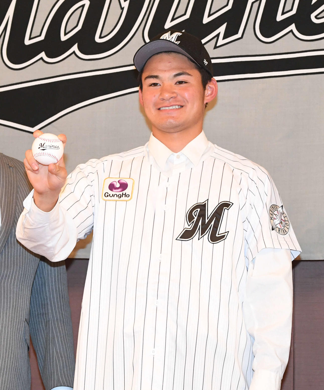 26日、ロッテと仮契約を結んだ明石商・中森俊介