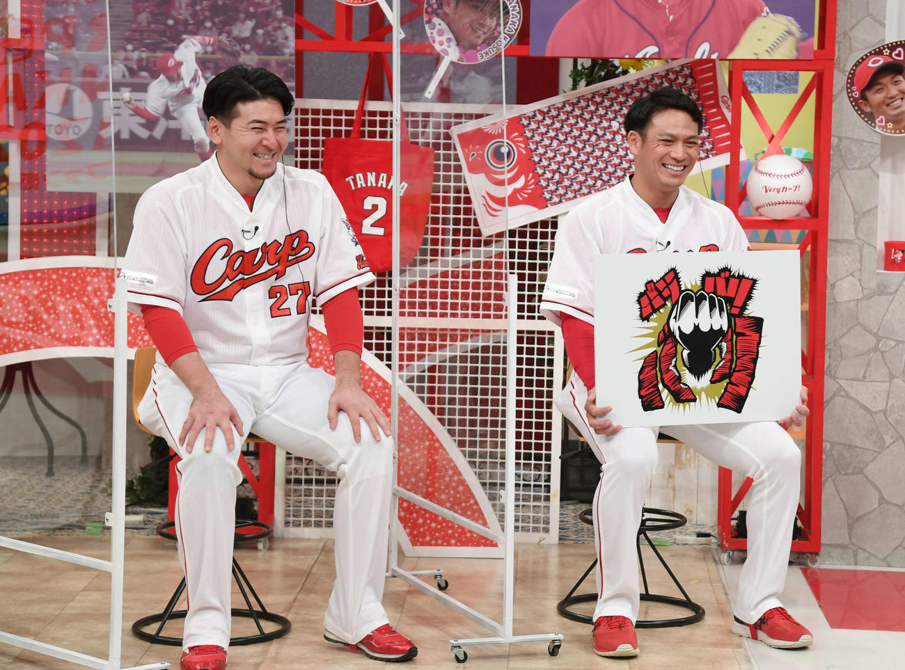 新型コロナのため、スタジオからの生中継で行われたファン感謝デー。田中広が来季のキャッチフレーズ「バリバリバリ」を発表。左は会沢