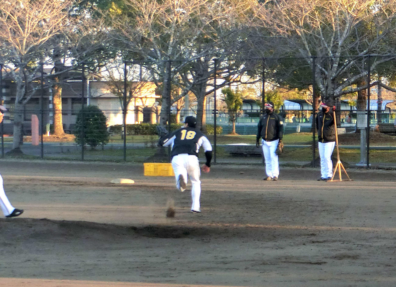 試合後に阪神投手陣はサブグラウンドで計1時間の投内連係練習を行い、投手がマウンドから一塁へカバーに入る導線にはわだちができた