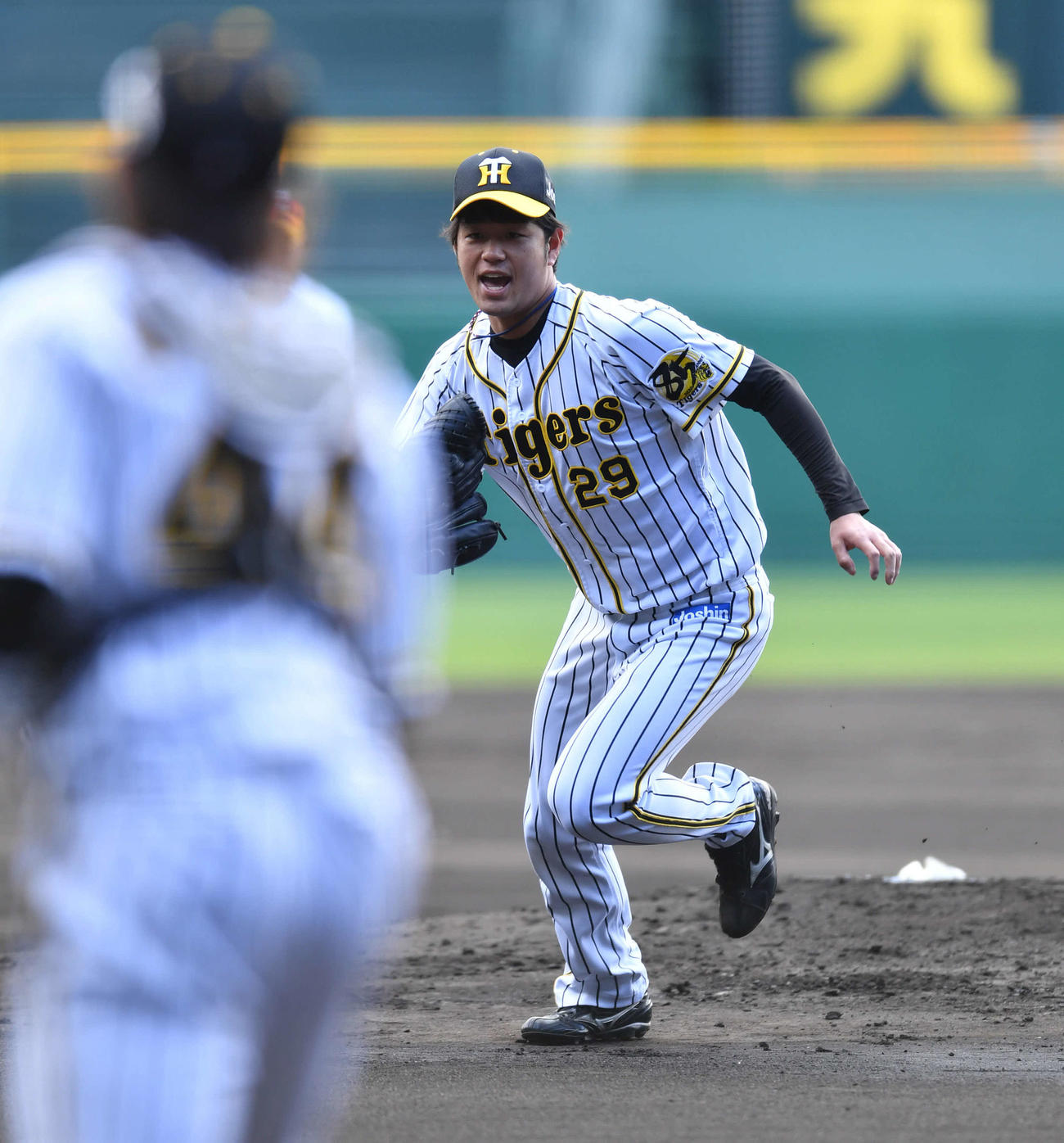 投内連係を行う高橋（撮影・岩下翔太）