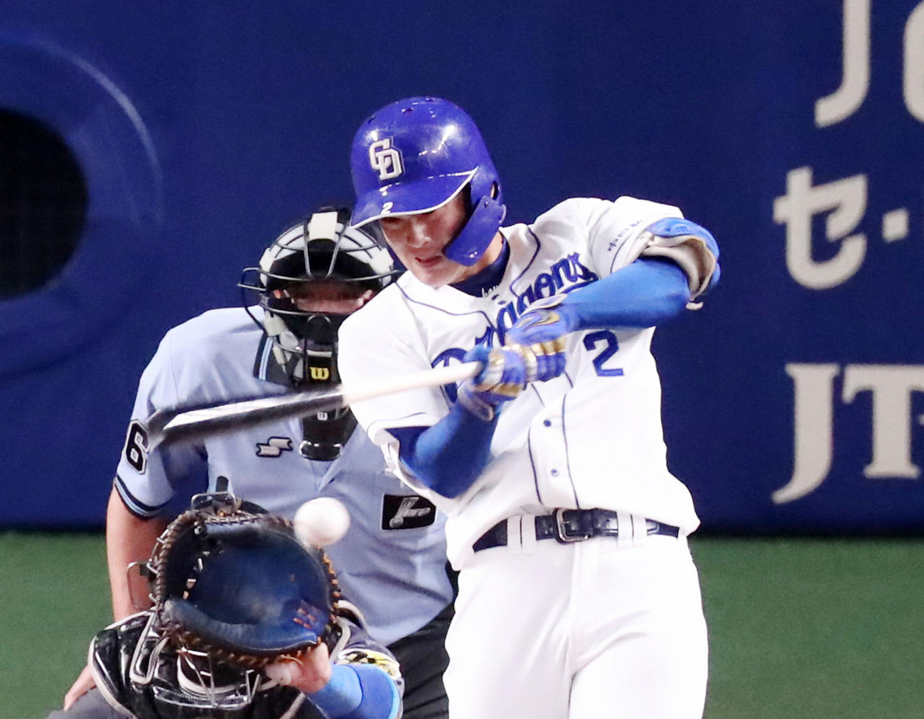 左前打を放つ中日石川昂弥（2020年7月25日撮影）