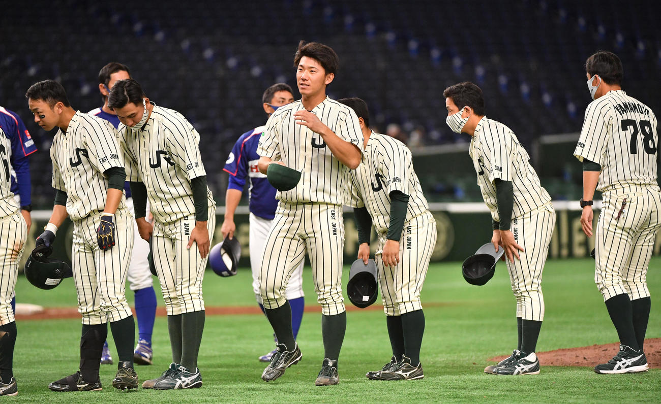 JR東日本対ホンダ熊本　敗れたJR東日本・伊藤(左から3人目）はスタンドに頭を下げる（撮影・柴田隆二）