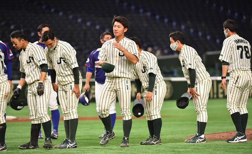 JR東日本対ホンダ熊本　敗れたJR東日本・伊藤(左から3人目）はスタンドに頭を下げる（撮影・柴田隆二）