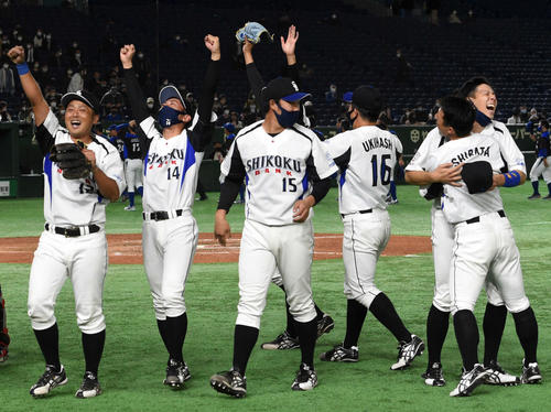 四国銀行対パナソニック　勝利し喜ぶ四国銀行ナイン（撮影・柴田隆二）