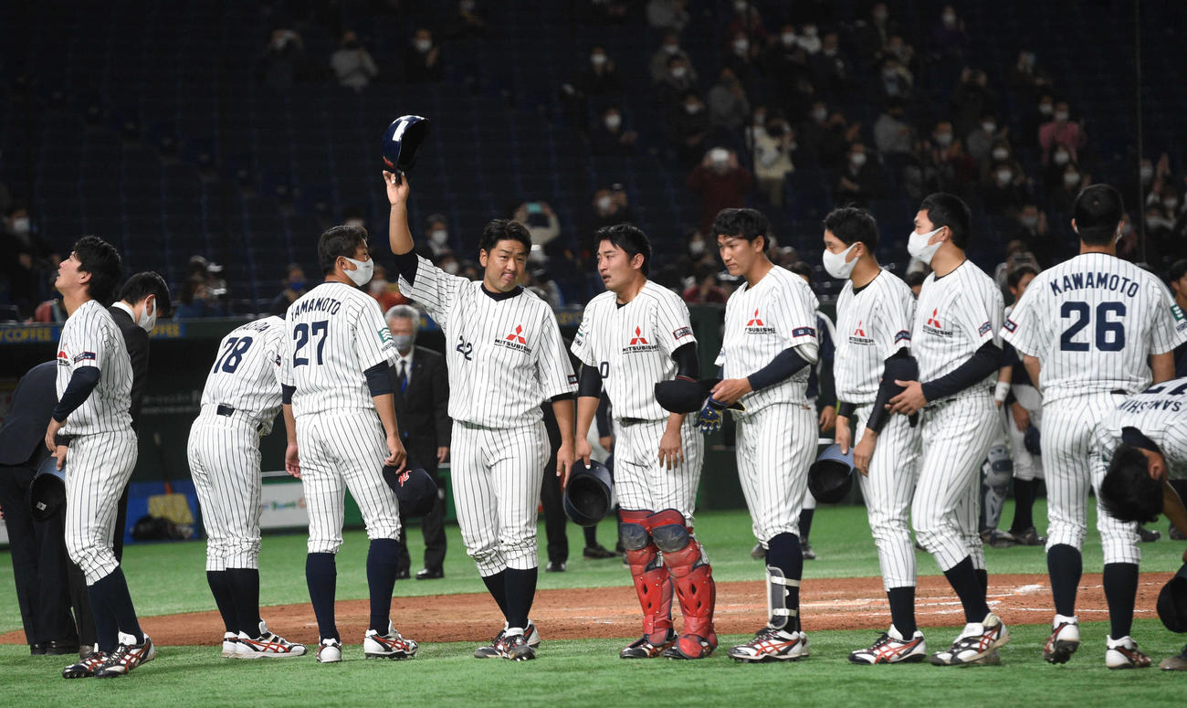 三菱重工広島対日本新薬　創部75年の最後の試合を終えた三菱重工広島ナインはスタンドに手を振り別れを告げた（撮影・柴田隆二）
