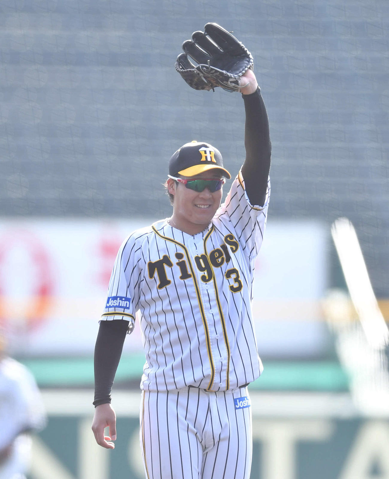 笑顔でノックを受ける大山（撮影・岩下翔太）