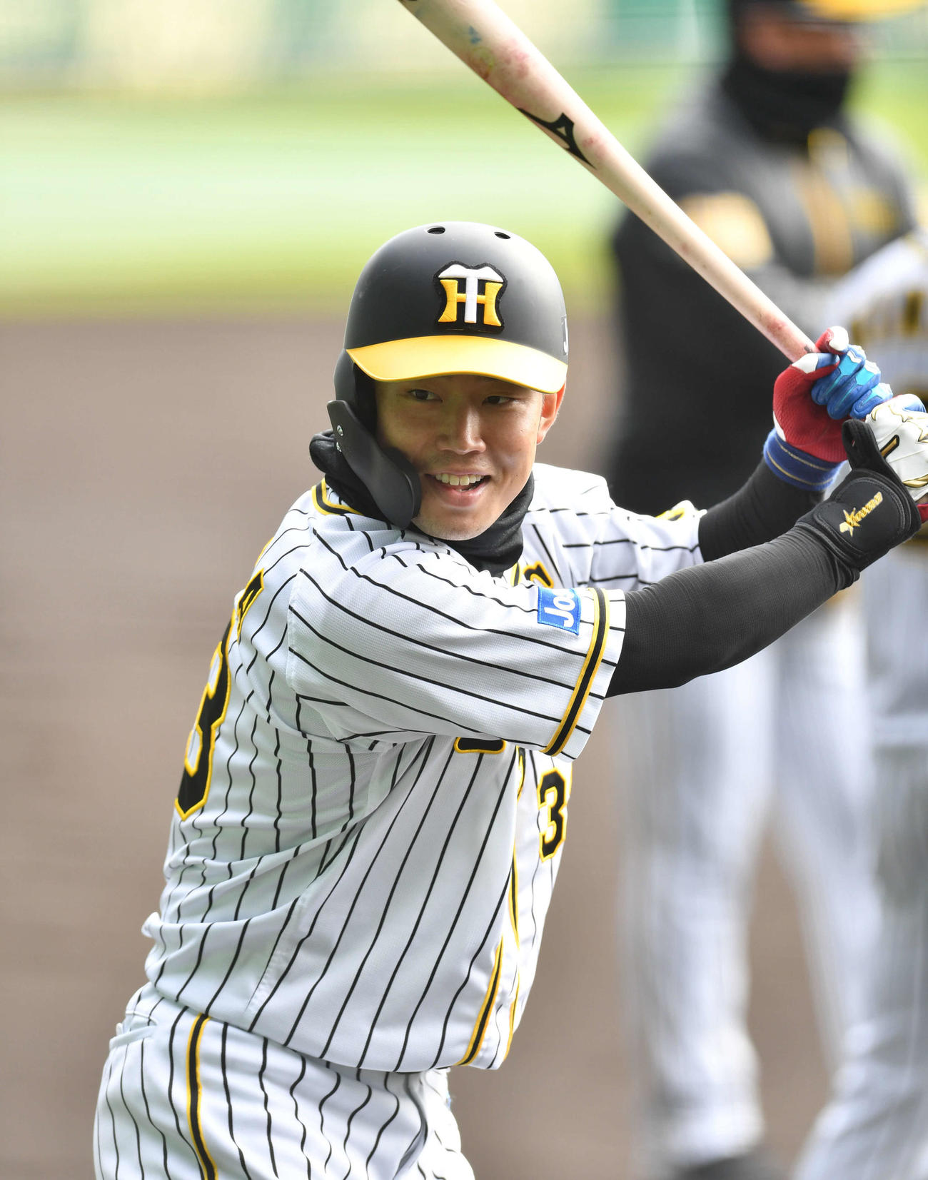 笑顔で打撃練習を行う糸原（撮影・岩下翔太）