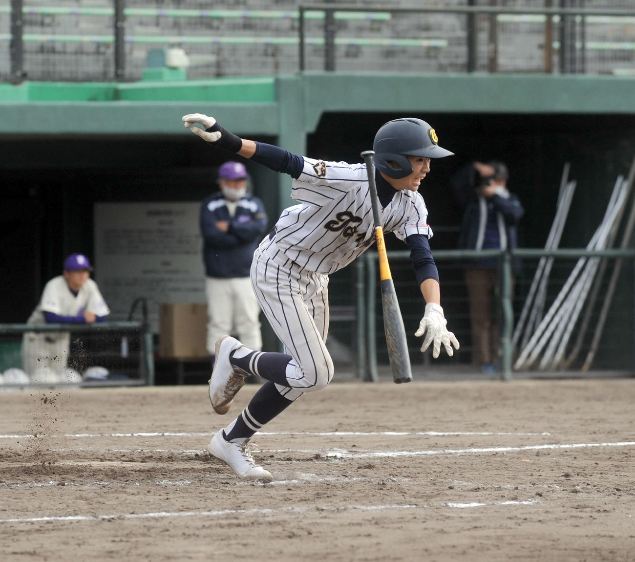 6回に均衡を破る決勝打を放つ東海大静岡翔洋中の松下