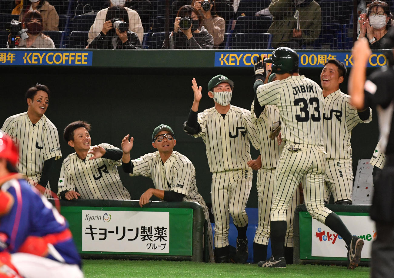 JR東日本対ホンダ熊本　3回表JR東日本2死、地引は左越えに本塁打を放ちナインの出迎えを受ける（撮影・柴田隆二）