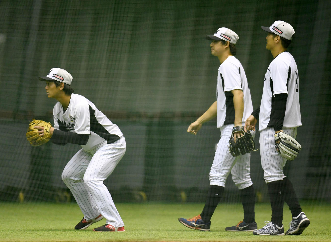 練習後、取材に応じるロッテ井口監督（撮影・横山健太）