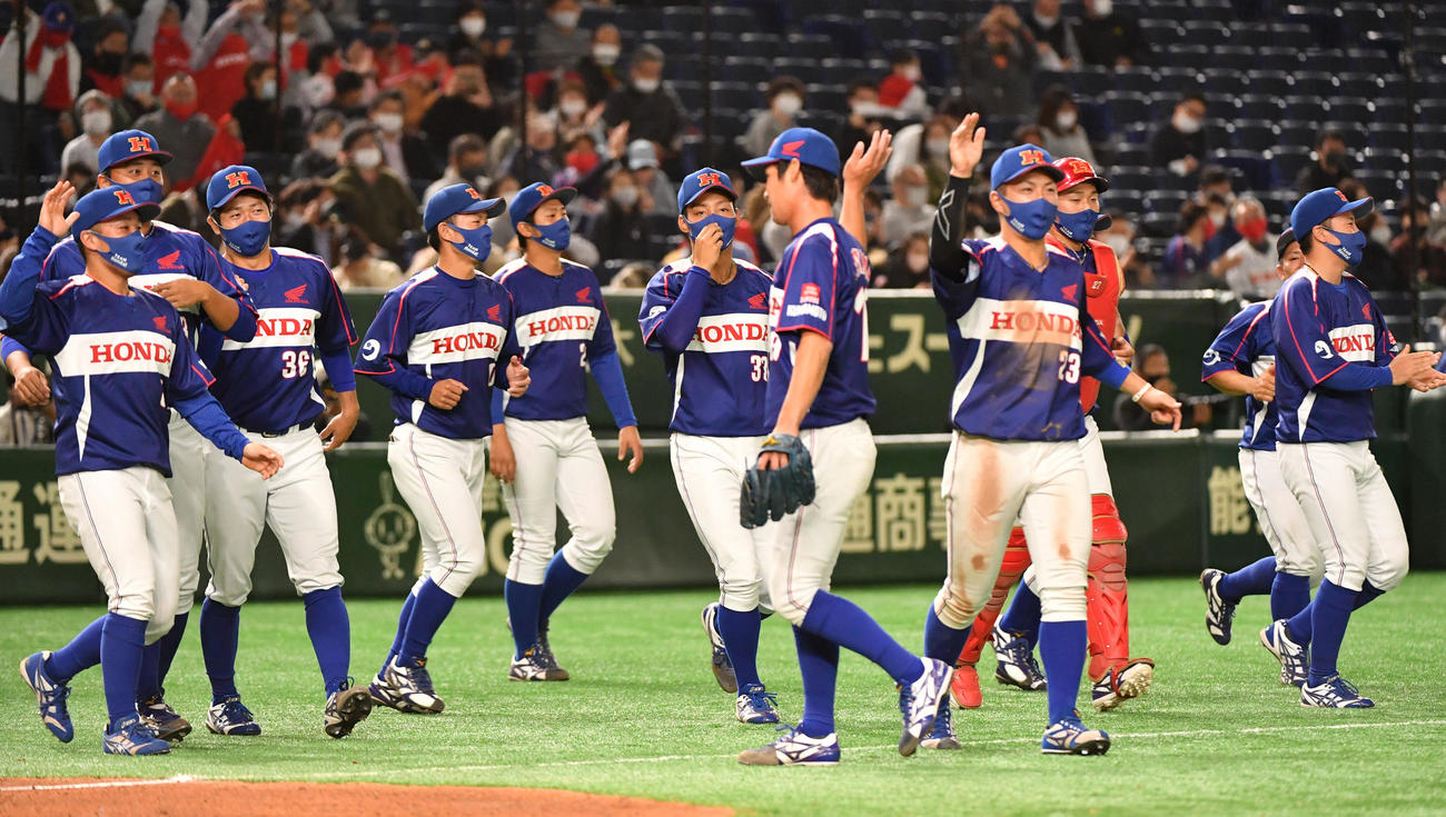 JR東日本対ホンダ熊本　勝利し喜ぶホンダ熊本ナイン（撮影・柴田隆二）
