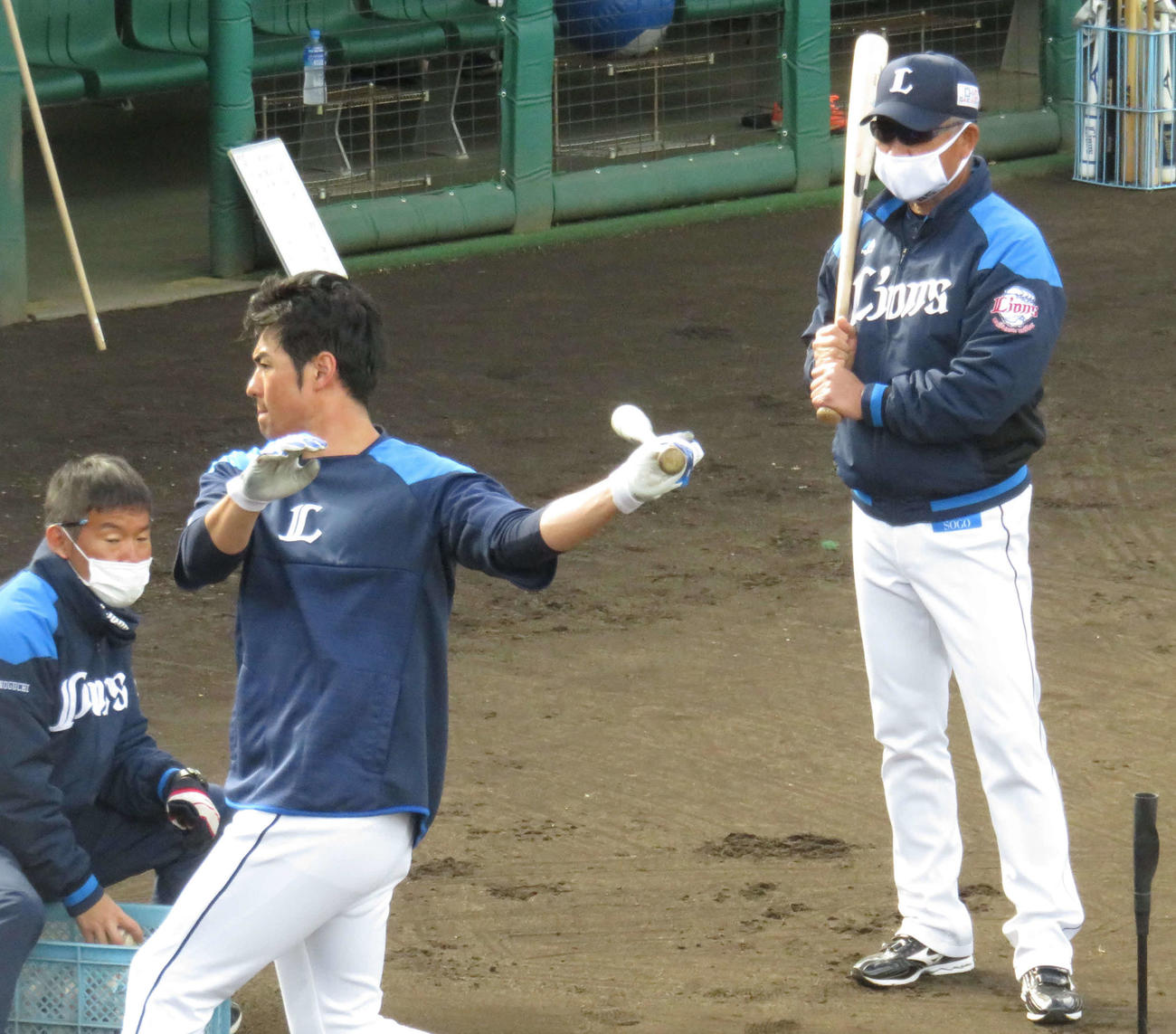 西武木村（手前）を指導する辻監督