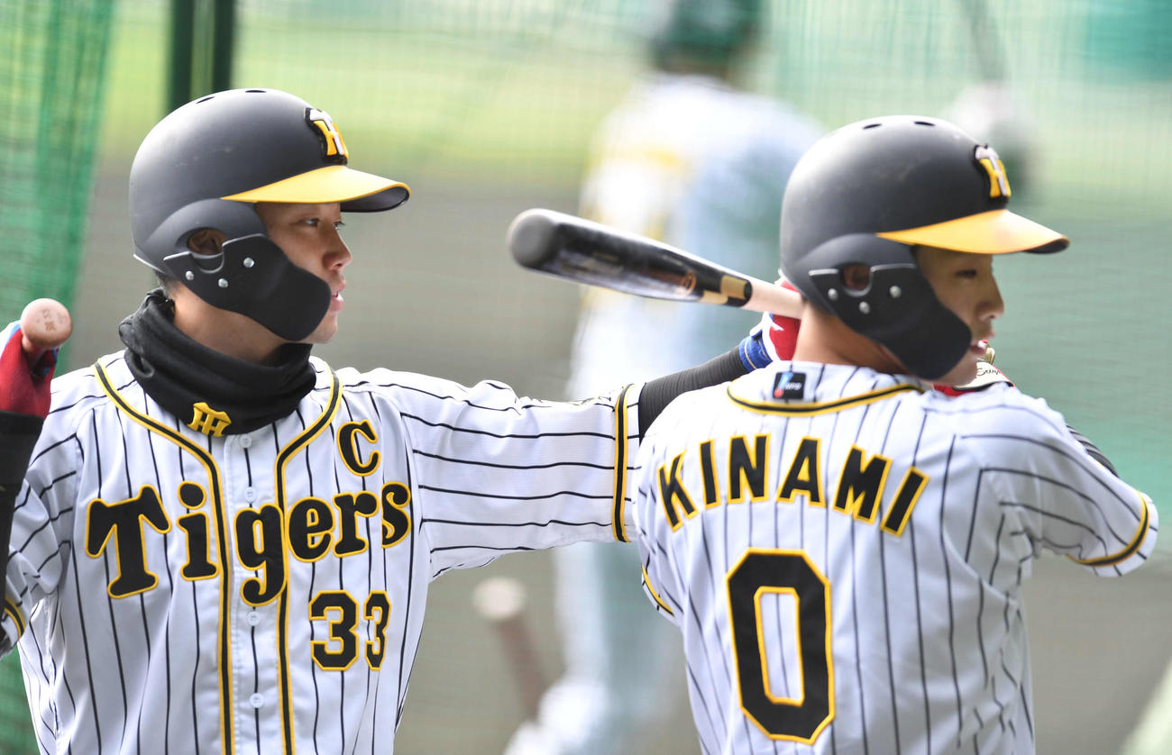 木浪（右）に打撃のアドバイスをする糸原（撮影・岩下翔太）