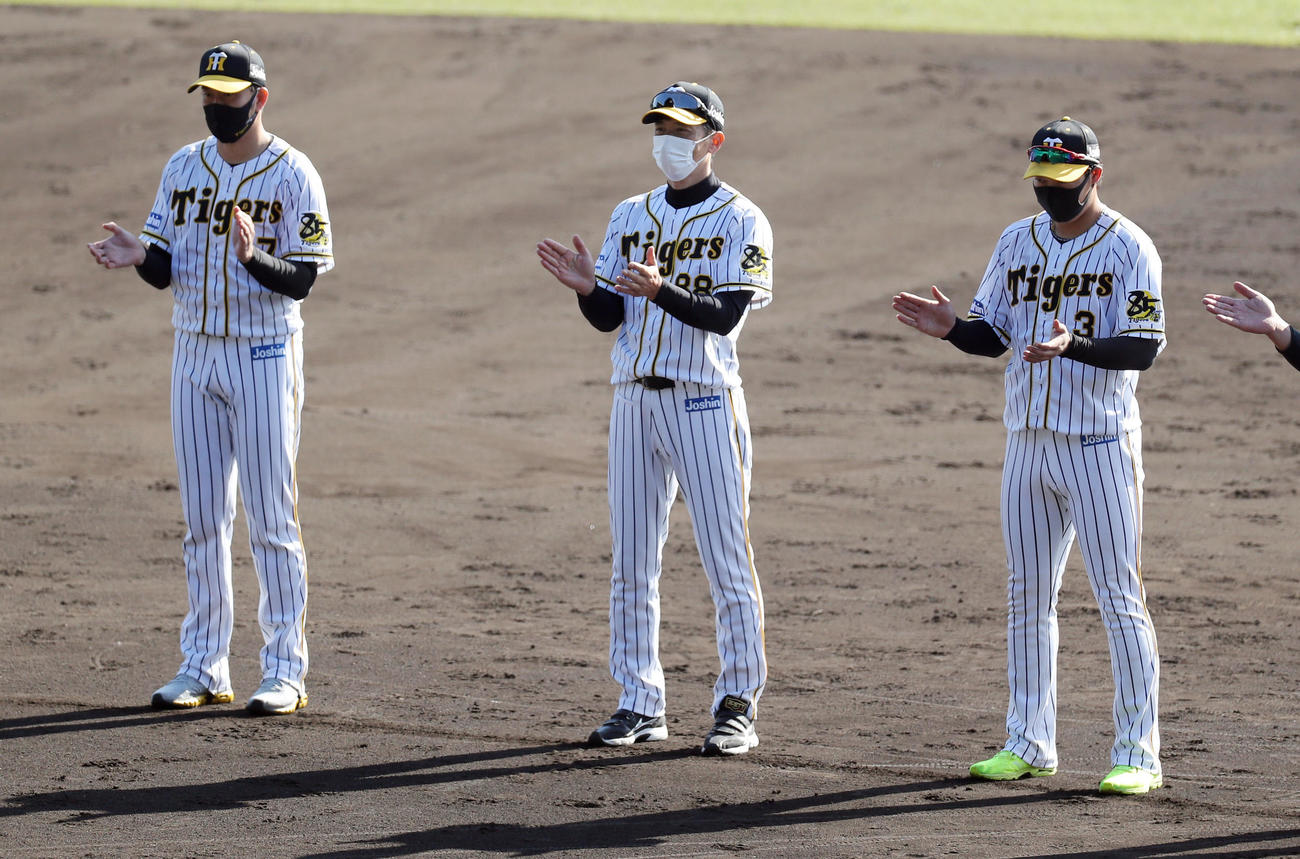 秋季練習を打ち上げ、手締めする阪神矢野監督（中央）と大山（右）、岩貞（撮影・前田充）