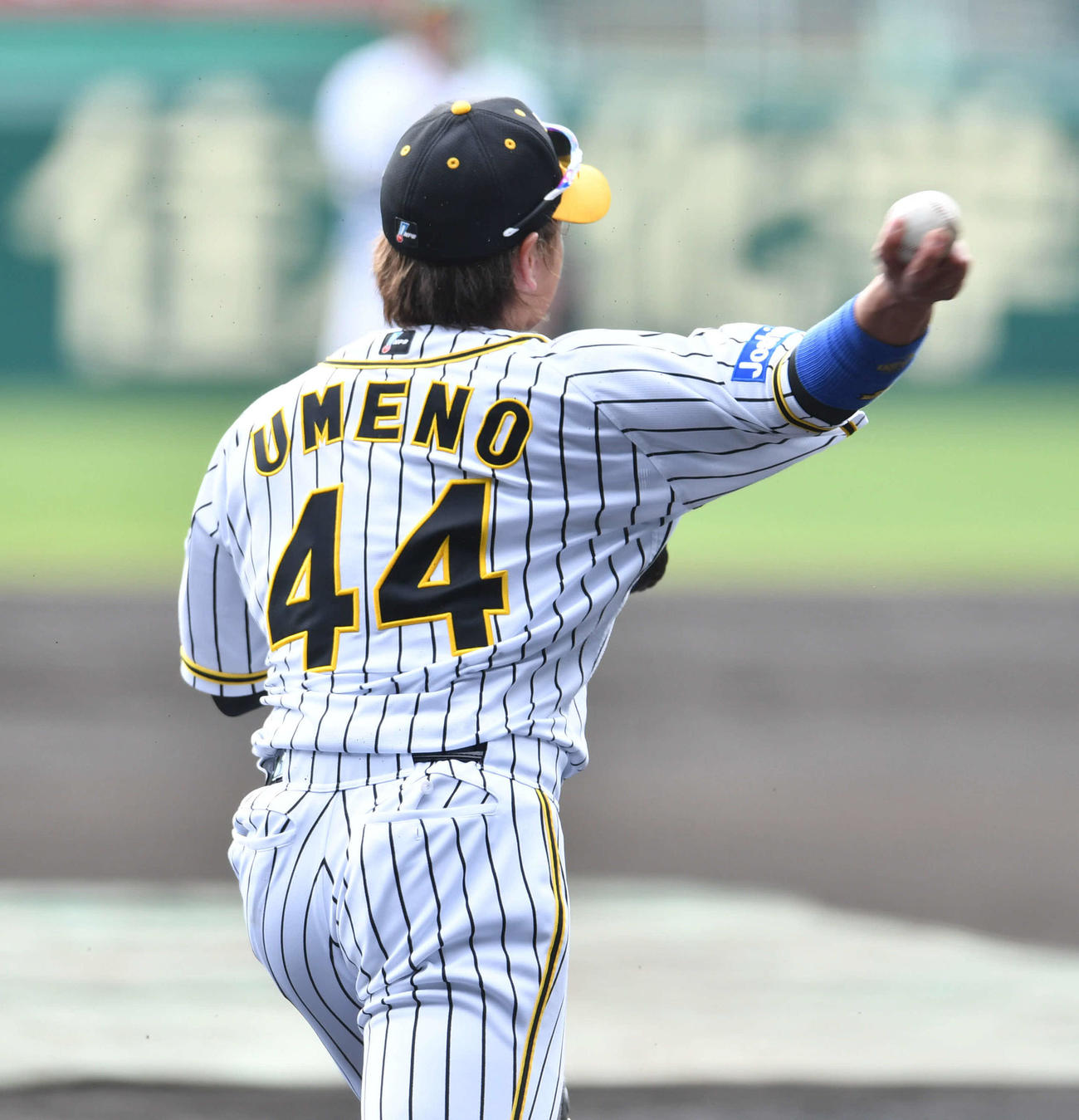シートノックで一塁へ送球する梅野（撮影・岩下翔太）