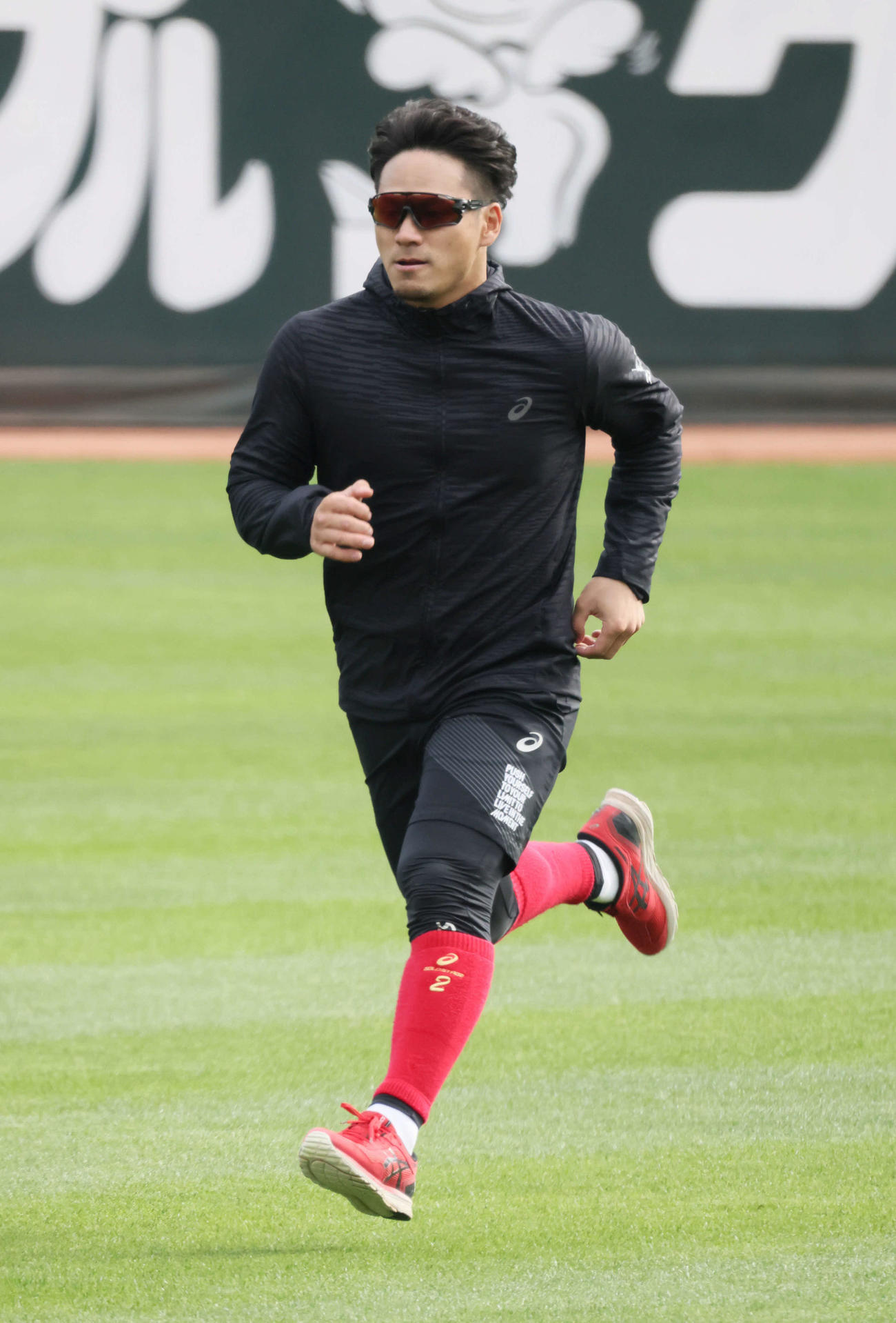 25日、グラウンドでランニングを行った田中広