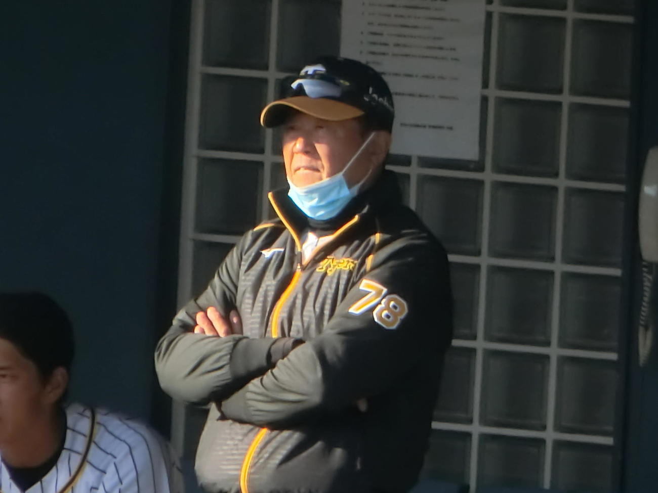 フェニックスリーグの楽天戦を見守る阪神平田2軍監督（撮影・奥田隼人）