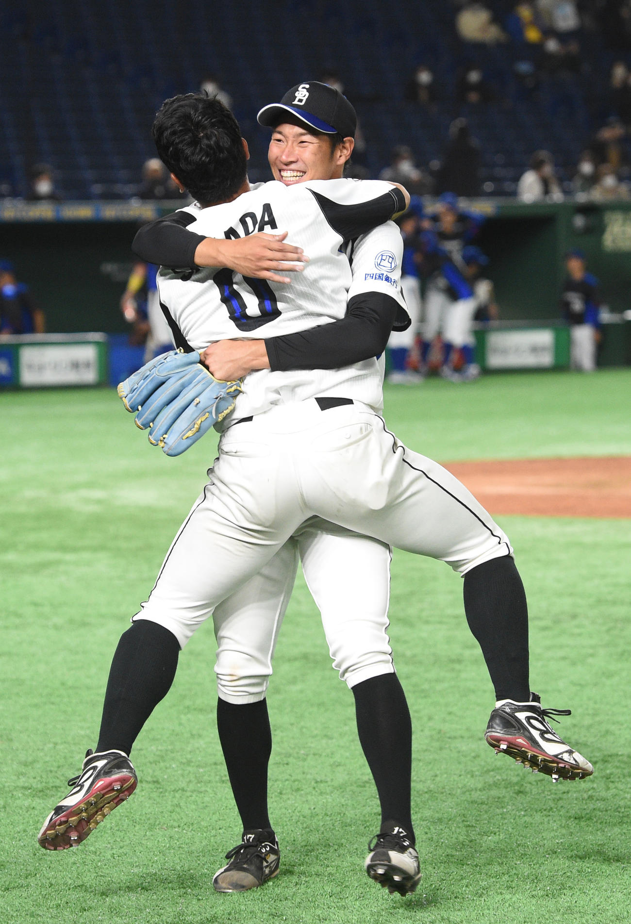 四国銀行対パナソニック　勝利し抱き合う四国銀行・山本（奥）と真田（撮影・柴田隆二）