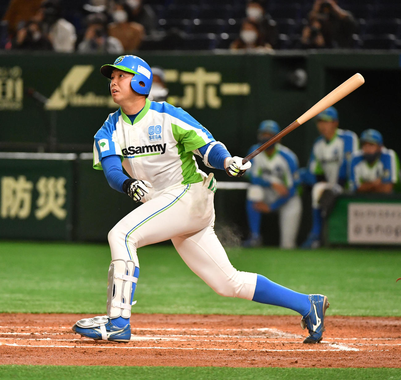 準々決勝セガサミー対NTT西日本　2回表セガサミー2死二塁、吉田は左翼線に適時二塁打を放つ（撮影・柴田隆二）