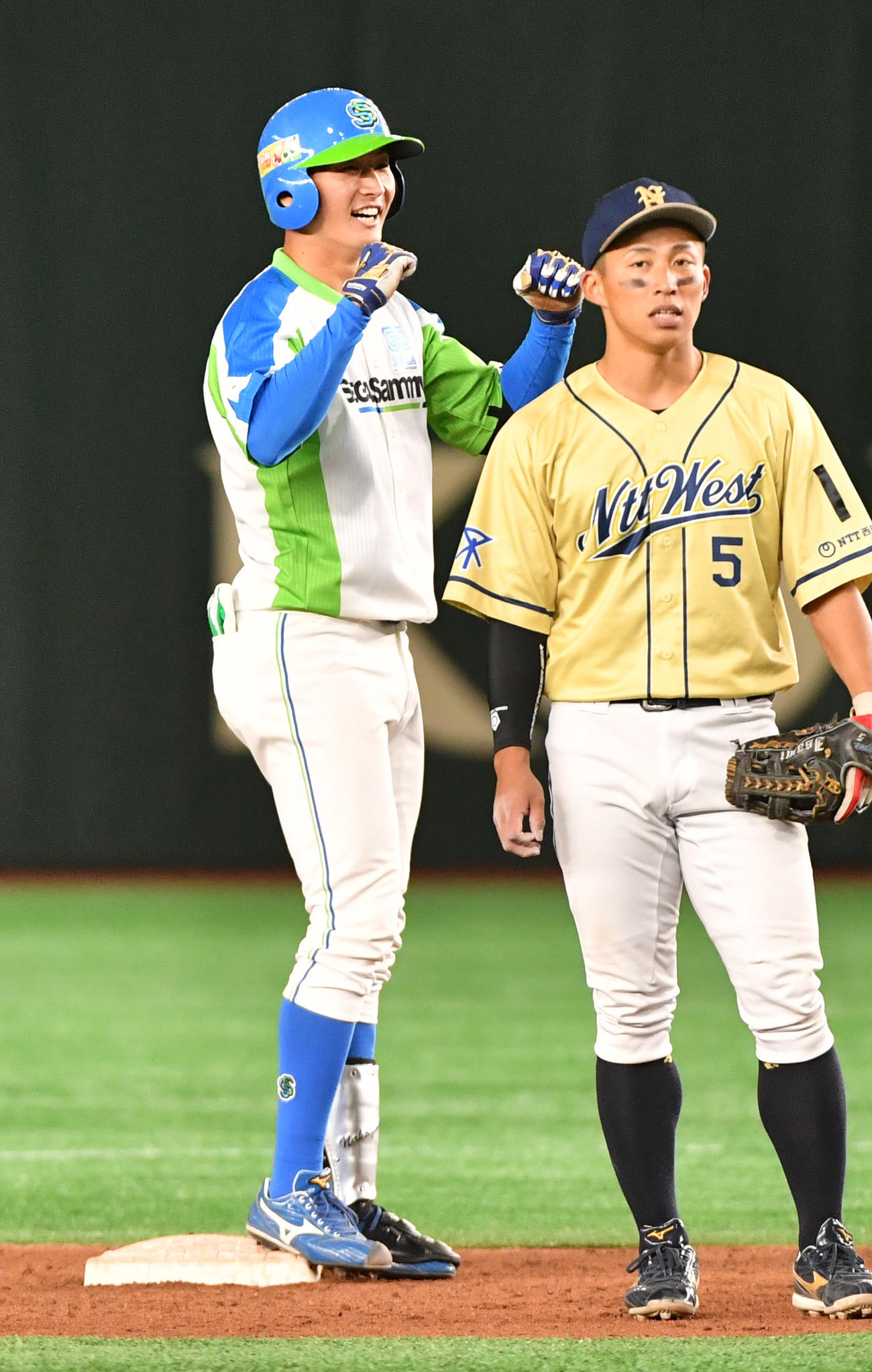 準々決勝セガサミー対NTT西日本　7回表セガサミー2死満塁、中川(左)は左前に走者一掃の適時二塁打を放ちガッツポーズする（撮影・柴田隆二）