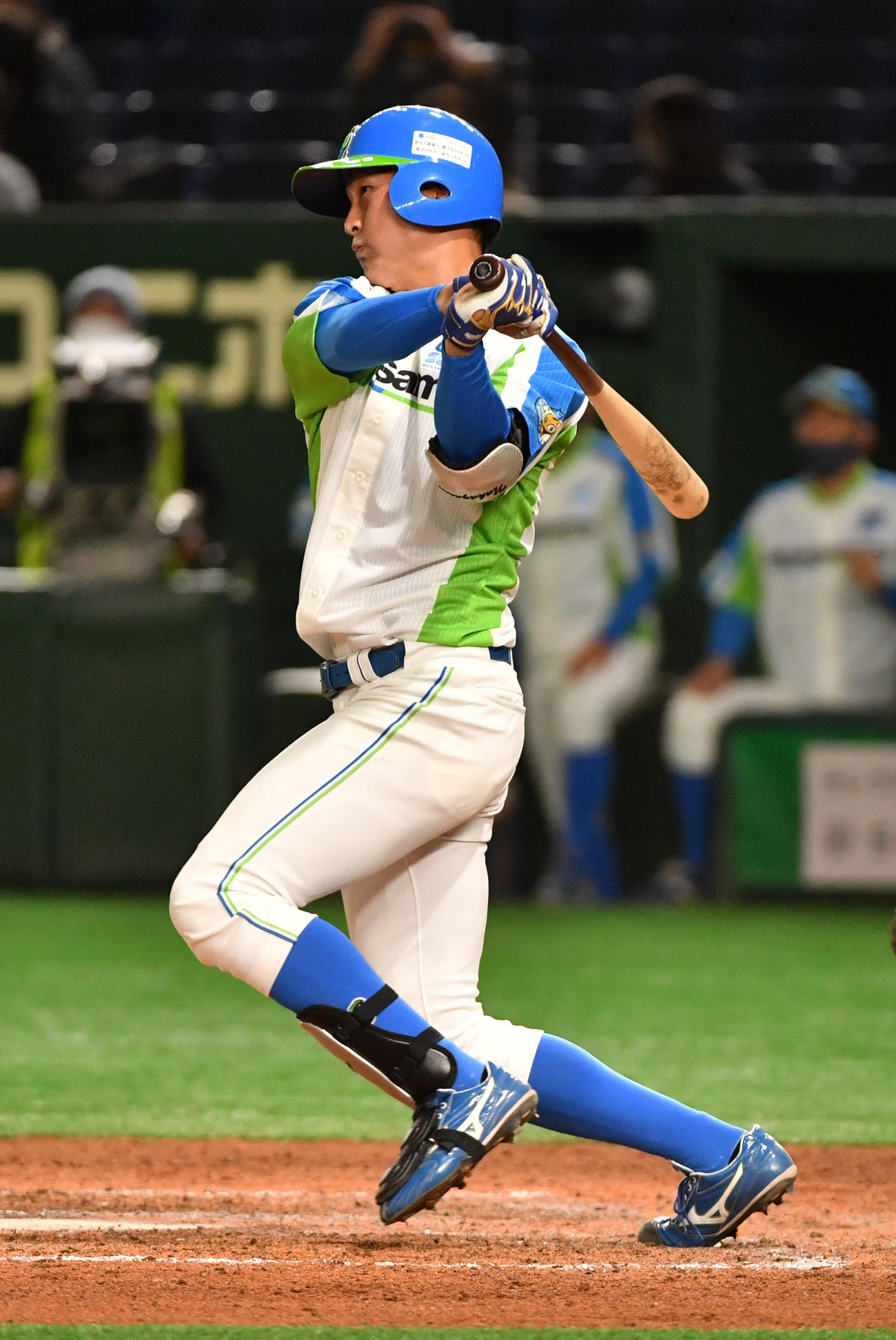 準々決勝セガサミー対NTT西日本　7回表セガサミー2死満塁、中川は左前に走者一掃の適時二塁打を放つ（撮影・柴田隆二）