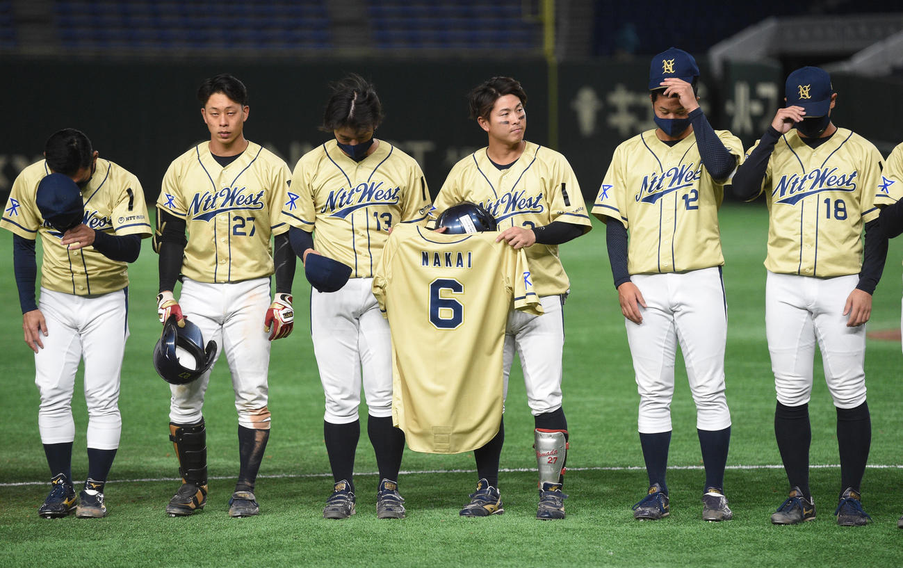 準々決勝セガサミー対NTT西日本　敗れたNTT西日本ナインはスタンドに頭を下げる（撮影・柴田隆二）