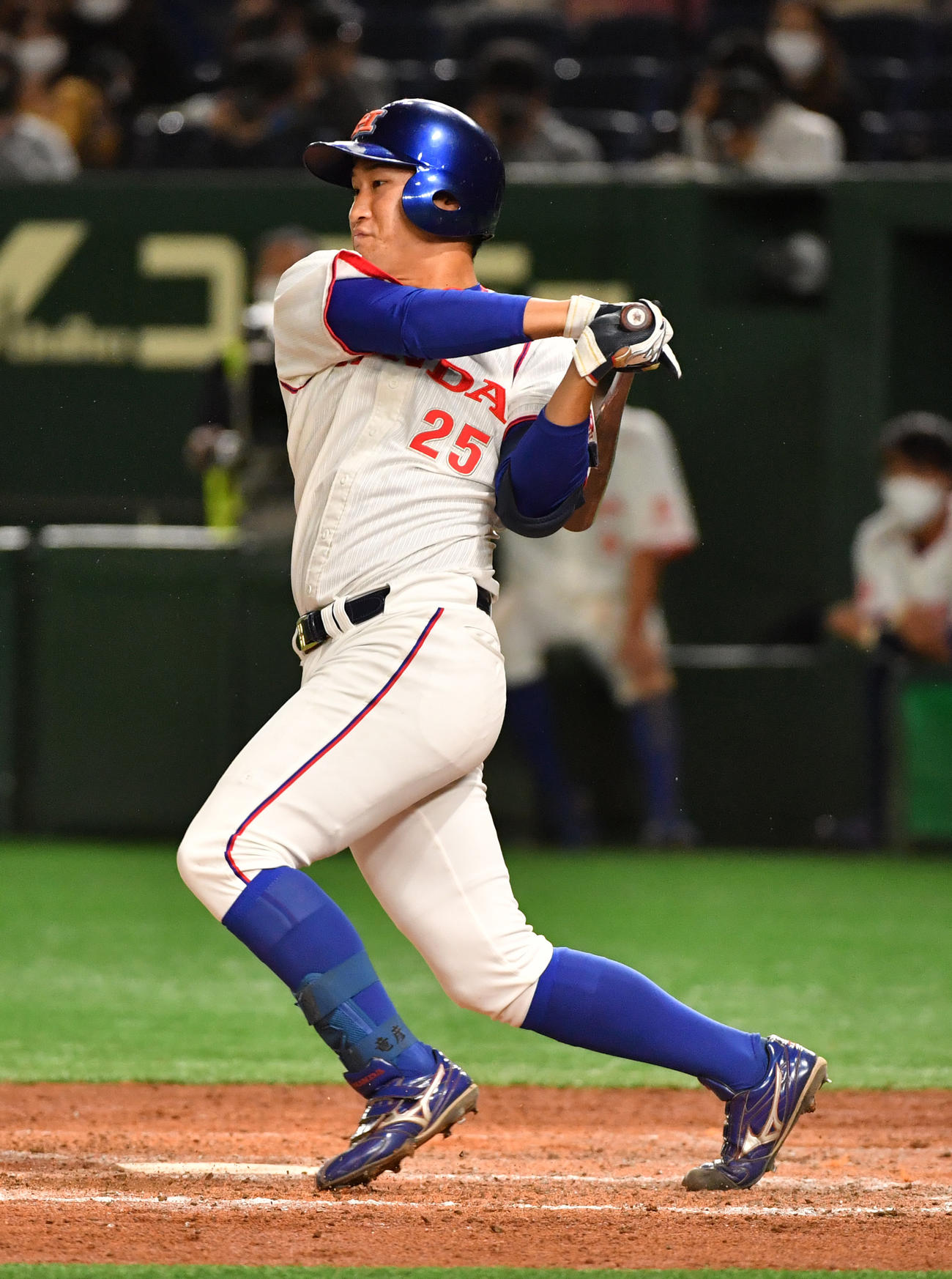 準々決勝ホンダ対西部ガス　5回表ホンダ1死満塁、佐藤は左前に適時打を放つ（撮影・柴田隆二）