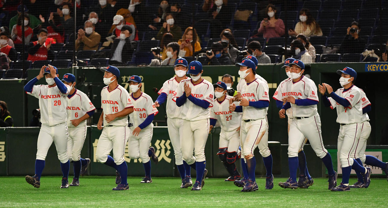 準々決勝ホンダ対西部ガス　勝利したホンダナインは整列に向かう（撮影・柴田隆二）