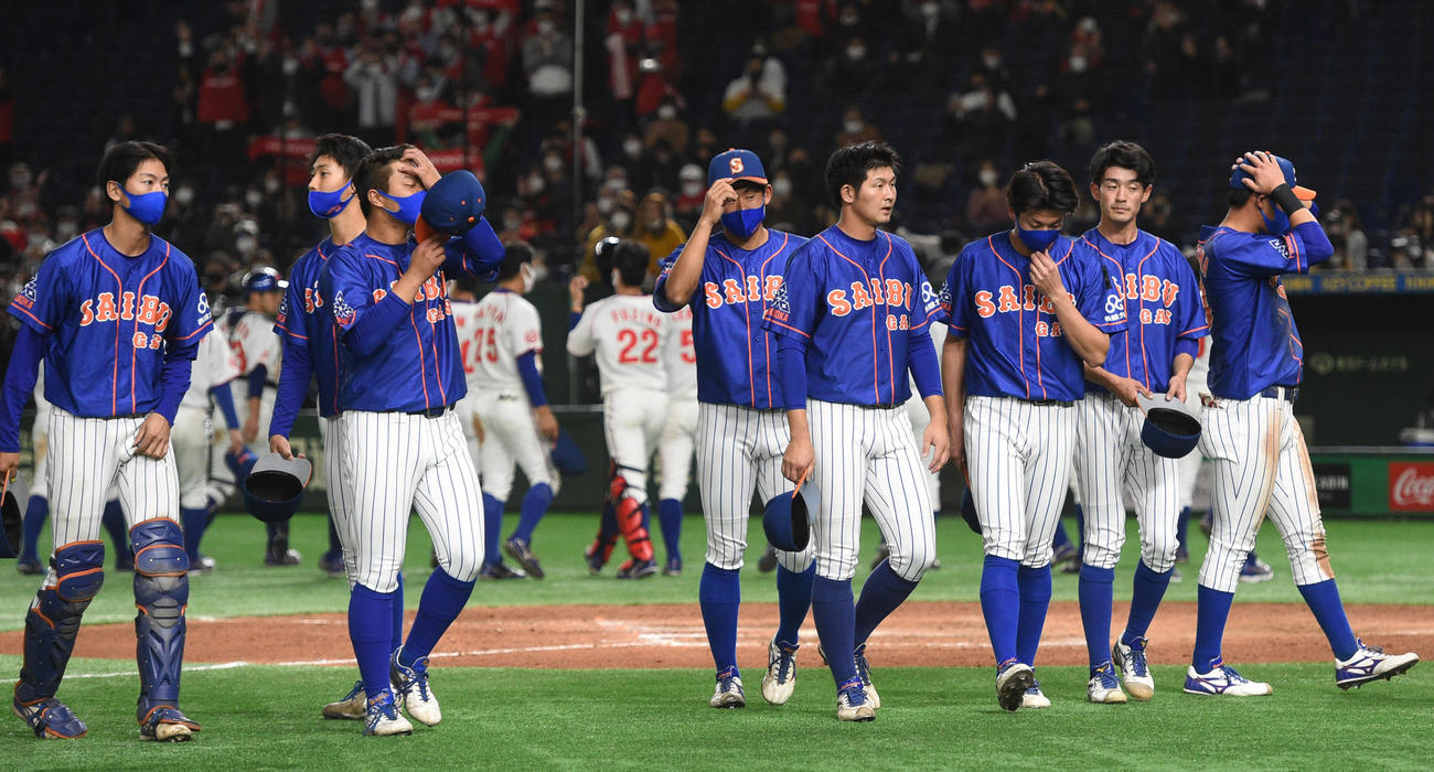 準々決勝ホンダ対西部ガス　敗れた西部ガスナインはがっくり引き揚げる（撮影・柴田隆二）