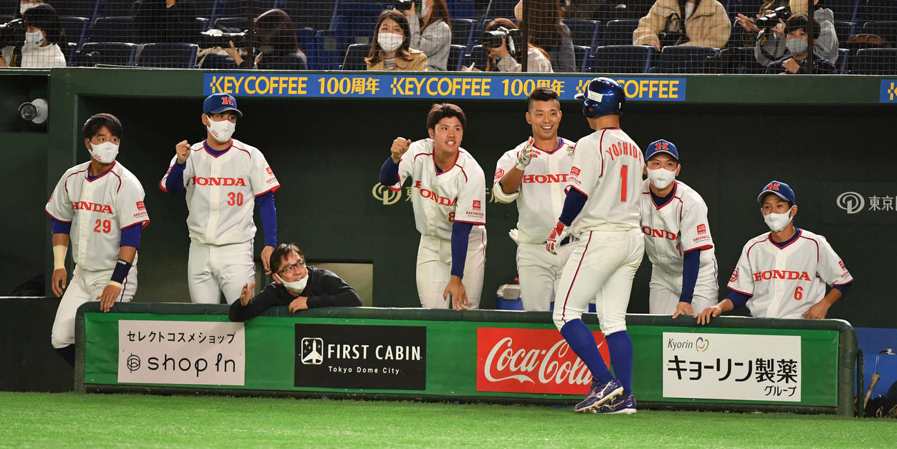 準々決勝ホンダ対西部ガス　5回表ホンダ1死満塁、佐藤の左前適時打で三塁走者吉田が生還しナインの出迎えを受ける（撮影・柴田隆二）
