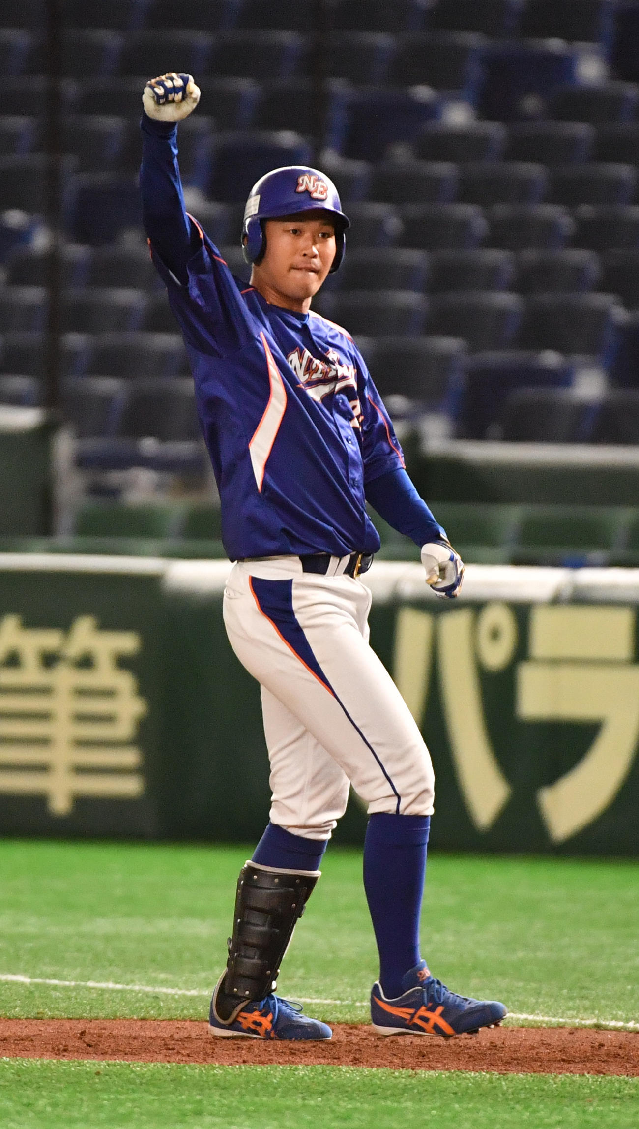 ヤマハ対NTT東日本　1回裏NTT東日本2死三塁、桝沢は左前に適打を放ちガッツポーズする（撮影・柴田隆二）