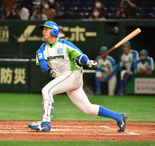 準々決勝セガサミー対NTT西日本 2回表セガサミー2死二塁、吉田は左翼線に適時二塁打を放つ(撮影・柴田隆二)