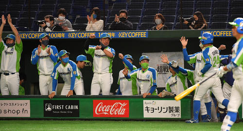準々決勝セガサミー対NTT西日本 2回表セガサミー2死二塁、吉田の左翼線適時二塁打で二塁走者市根井が生還しナインの出迎えを受ける(撮影・柴田隆二)