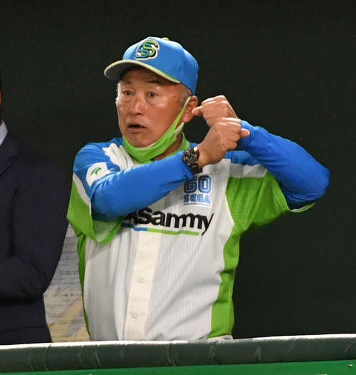 準々決勝セガサミー対NTT西日本 サインを出す元広島のセガサミー・西田監督(撮影・柴田隆二)