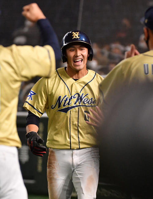 準々決勝セガサミー対NTT西日本 3回裏NTT西日本2死二塁、酒井の右中間適時三塁打で二塁走者藤井が生還する(撮影・柴田隆二)
