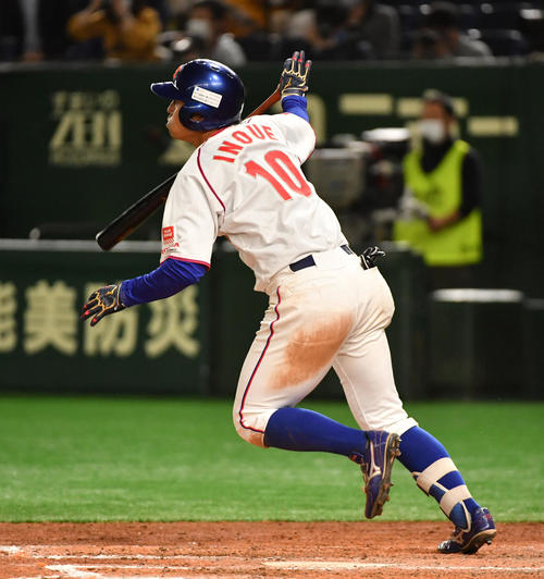 準々決勝ホンダ対西部ガス 5回表ホンダ1死満塁、井上は右前に適時打を放つ(撮影・柴田隆二)