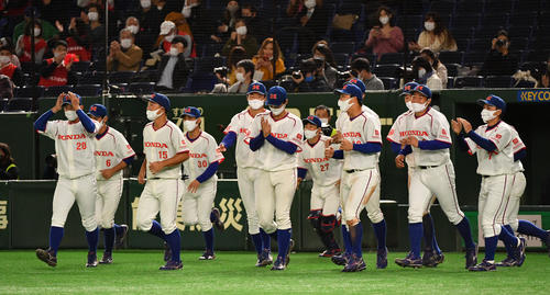 準々決勝ホンダ対西部ガス 勝利したホンダナインは整列に向かう(撮影・柴田隆二)