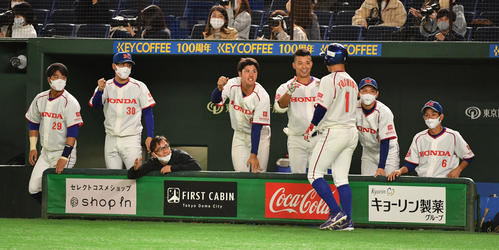 準々決勝ホンダ対西部ガス 5回表ホンダ1死満塁、佐藤の左前適時打で三塁走者吉田が生還しナインの出迎えを受ける(撮影・柴田隆二)